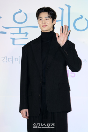 변우석, 블랙허니 립앤치크 오일 화보로 촉촉한 섹시미 발산하여 화제!