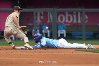 폭풍 질주 3루타→ 동점 득점→싹쓸이 2루타...김하성, KC전 2안타 3타점 맹활약