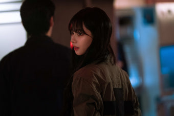 화보 같은 ‘보부상’ 카리나…‘미스터리 수사단’ 미공개 스틸 공개