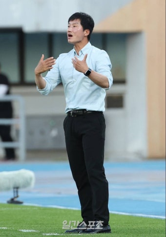 [포토]선수들에게 지시하는 이정효 감독