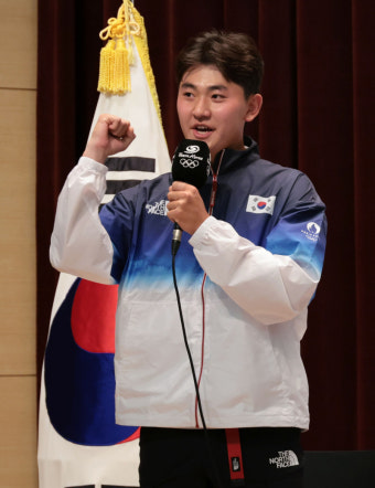 양궁 김제덕 ”파리에서도 파이팅 크게 외칠 것…목표는 남자 단체전 3연패“ [IS 진천]