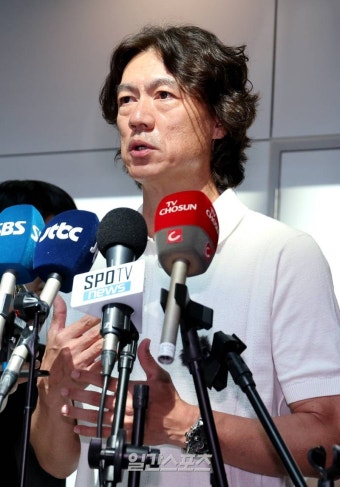 [포토]유럽 출장 전 인터뷰하는 홍명보 대표팀 신임감독