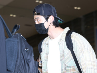 ‘과잉 경호’ 논란 변우석 입국… ‘친절 경호’ 속 수많은 인파로 공항 마비 [종합]