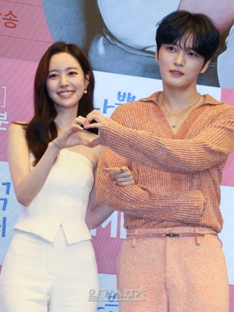 [포토] 진세연-김재중, 커플 하트 포즈