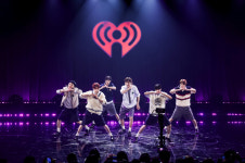 투어스 美 ‘아이하트라디오 라이브’ 출연… “K팝 차세대 보이밴드”