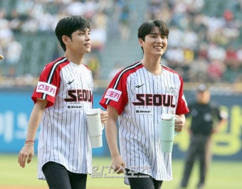 데이식스 영케이, 잠실야구장서 KBO리그 경기 시구하며 환한 미소 뽐내며 기쁨 선사