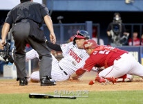 [포토]김현수-이지영, 누구 손이 빨랐을까?