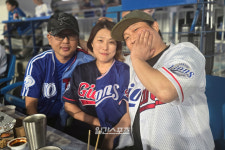 [세계 최고의 팬들에게 K-볼을 묻다②] 10양 10색 유니폼 물결, 세탁소 주인장과 유니폼 디자이너들