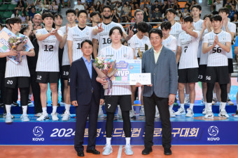 블랑 감독 체제 첫 우승...현대캐피탈 '공격 배구' 선봉장 허수봉 [IS 피플]