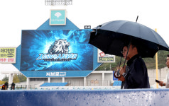 삼성-LG PO 2차전 우천으로 개최 불투명, 감독관 그라운드 정비 1시간 10분 필요