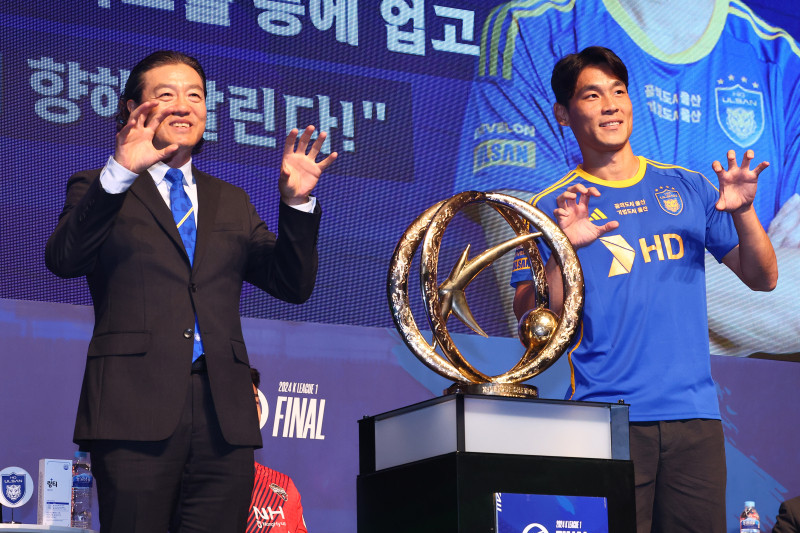 울산 HD FC 김판곤 감독과 광주FC 이정효 감독, 팀 K리그 대표로 2025 쿠팡플레이 시리즈 뉴캐슬 유나이티드와 맞붙다