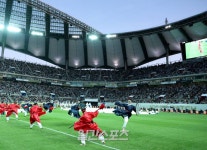 [포토]창과 방패의 대결 상징한 식전 공연