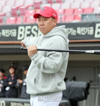 [포토] 훈련 지켜보는 이범호감독