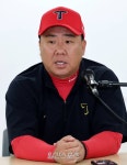 [포토]이범호 감독, 작전은 신중하게