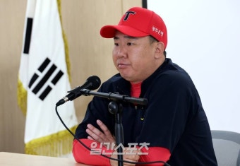 [포토]이범호 감독, 최형우 부상에 굳어진 표정