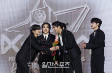 데이식스, 영향력 보여준 ‘2024 KGMA’… 배우 유승호 케미도 ‘유잼’