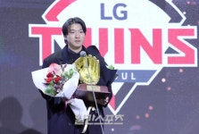 [포토] 박해민 , 리얼글러브 외야수상