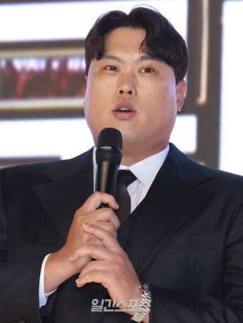 [포토] 천만관중 특별상 수상 소감 말하는 한화이글스 류현진