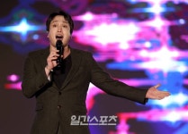 [포토]김태헌, 전직 아이돌의 여유있는 무대