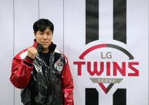 아프면 안돼 LG 최고참 마당쇠가 KIA서 온 후배 마당쇠에게