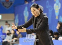 [포토] 박정은 감독, 자상하게
