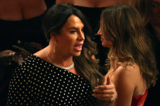 “트윗할거면…” 코난 오브라이언, ‘윤여정 비하’ 트랜스젠더 배우 저격 [97th 아카데미]