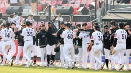 [포토] KT, 9-4  LG 제압