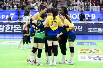 '2위 확정 보인다' 전력 쏟은 현대건설, 주전 다 빠진 정관장 잡고 2위 탈환