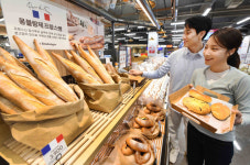 홈플러스 찾는 20대 고객 25%나 늘었다… 베이커리·푸드코트 찾는 손님 증가