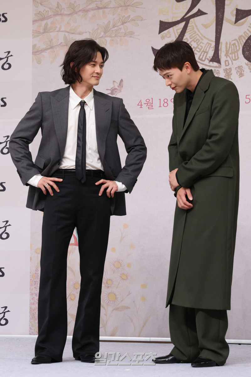 SBS 드라마 귀궁, 김지훈의 팔척귀 빙의로 인한 광기 폭주! 결투 장면이 시청자들을 강타하다