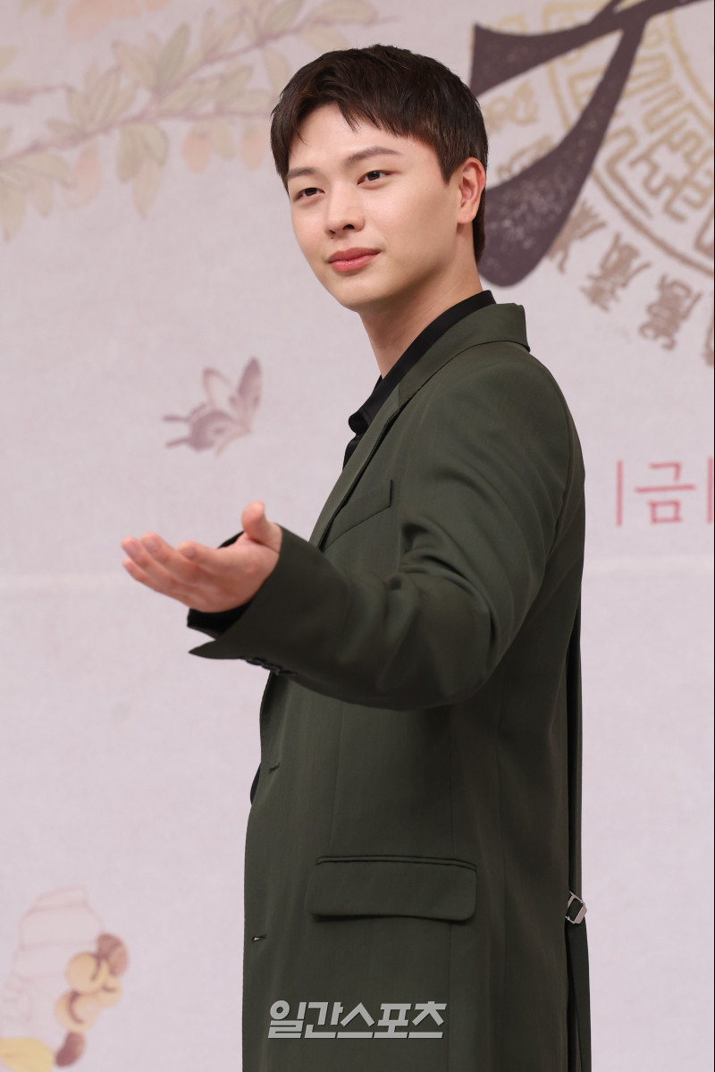 배우 육성재, SBS 귀궁에서 1인 2역 소화로 호평 받아 한계 극복