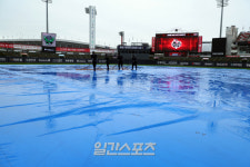 유니윌지점위즈페이_비 | [포토] 비에 젖은 수원 KT위즈파크