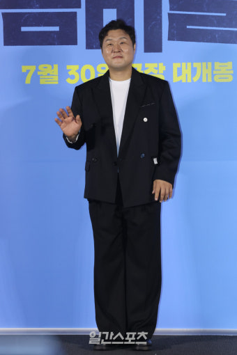 [포토] 윤경호, '좀비딸' 극장에서 만나요