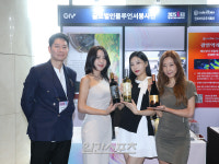[포토] 2025 K포럼, 글로벌인플루언서봉사단 샴페인 구경하세요