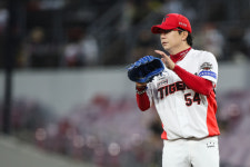 고종욱 3안타+6이닝 양현종 75구 교체 4위 KIA, 5위 SSG 꺾고 주중 위닝시리즈 [IS 광주]