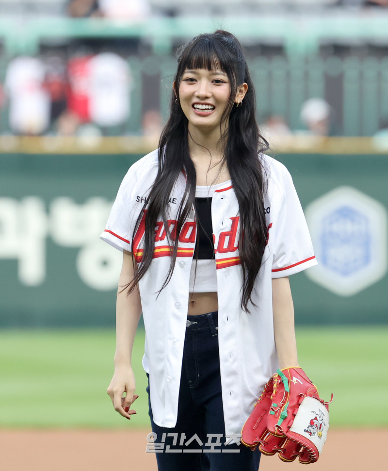 베이비돈크라이 이현, 2025 신한 SOL뱅크 KBO 리그 LG트윈스 경기서 상큼한 시구 선보여