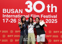 [포토] 영화의전당 앞 포토월에서 기념촬영 하는 시민들