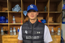 데뷔전 맞아? 2사 만루·홈런이 보약, 호기롭게 배짱투 피와 살이 되고 있습니다 [IS 스타]