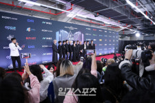 [포토]아이엔아이,'뜨거운 관심 받으며'
