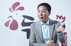 “치킨에 3가지 변화 입혔더니 젊어졌어요”… ‘30년 치킨맨’의 도전