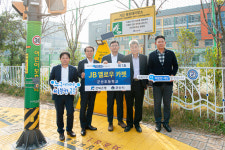 전북은행, 군산초등학교 앞 ‘옐로우 카펫’ 깔아…사고 위험 방지