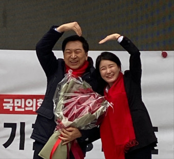 [포토]은마아파트 재건축 추진위원회 위원장과 포즈를 취하고 있는 김기현 국민의힘 당대표 후보