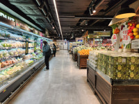 “화장하고 시식하고, 아직은 찝찝”…실내 소비자, 80%는 마스크 꼈다 [가봤어요]