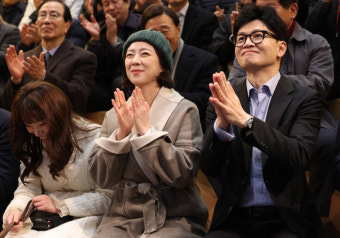 피습 8일 만 공개 일정 재개한 배현진...한동훈 '복귀 응원'