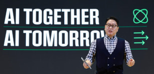 최태원은 ‘한국의 젠슨 황’…AI 물결 탄 SK하이닉스 “우연 아닌 선택”