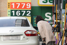 “귀성길 어쩌지” 설 연휴 앞두고 서울 휘발유 1800원 육박