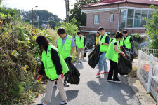 [르포] 지속가능한 미래를 향한 발걸음…시몬스 ‘플로깅’ 봉사활동 현장