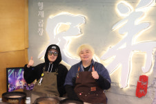 DJ DOC 이하늘·정재용, 곱창집 사장 됐다…