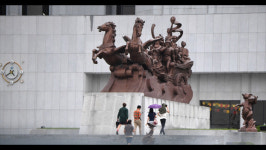 [단독입수] 70년대에 멈춰 선 듯한 남포… 대동강에 배 띄워 위스키 홀짝