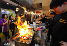 [딥포커스 ] “니들이 불맛을 아러!” 야시장 먹거리 탐방